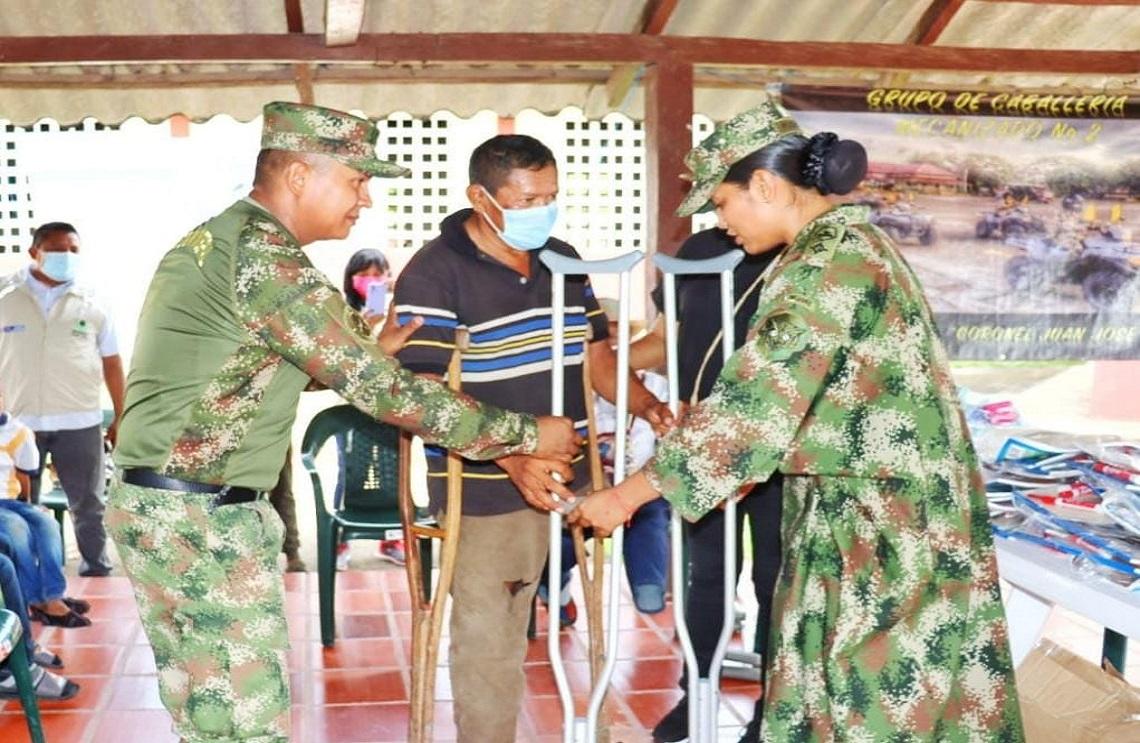 Ejército Nacional entregó kits escolares y útiles de aseo en Barrancas, La Guajira