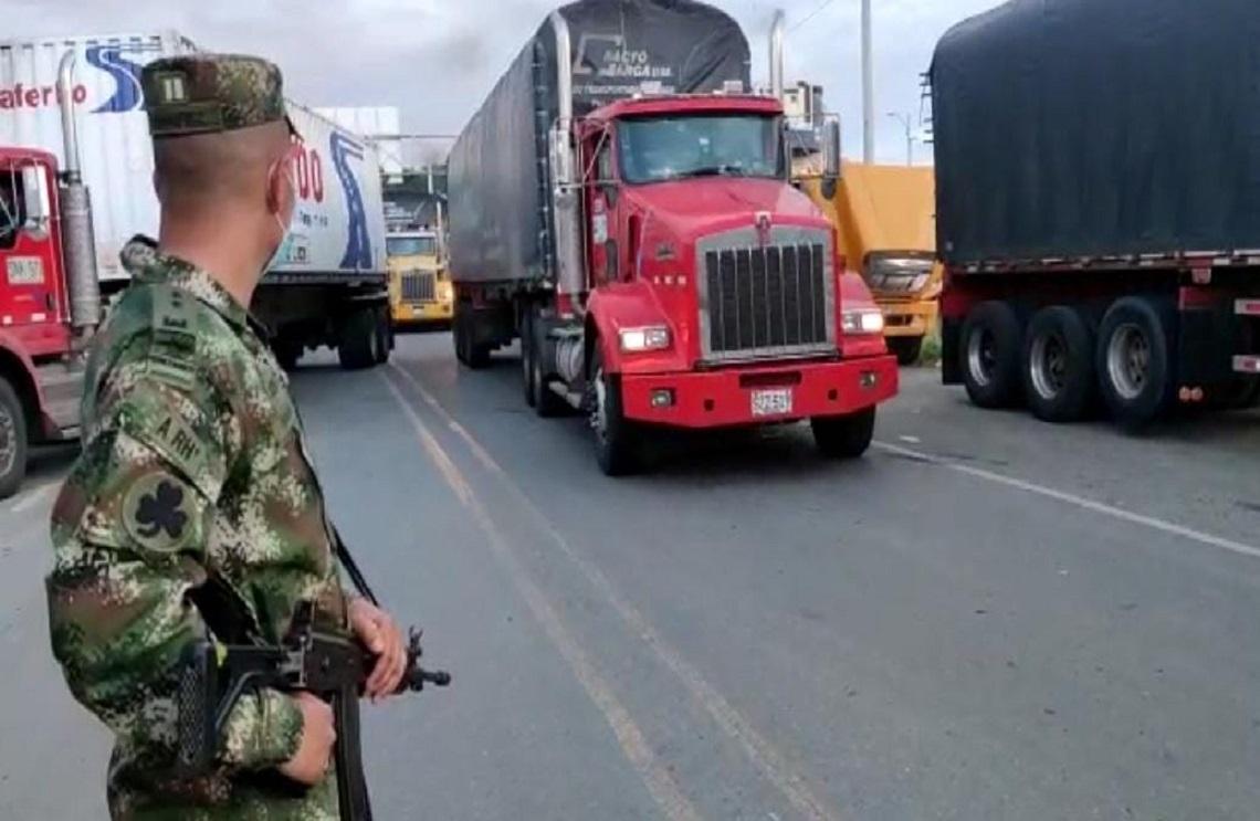 Por aire y tierra la Fuerza Pública garantiza seguridad para el paso de 41 tractocamiones hacia Mediacanoa