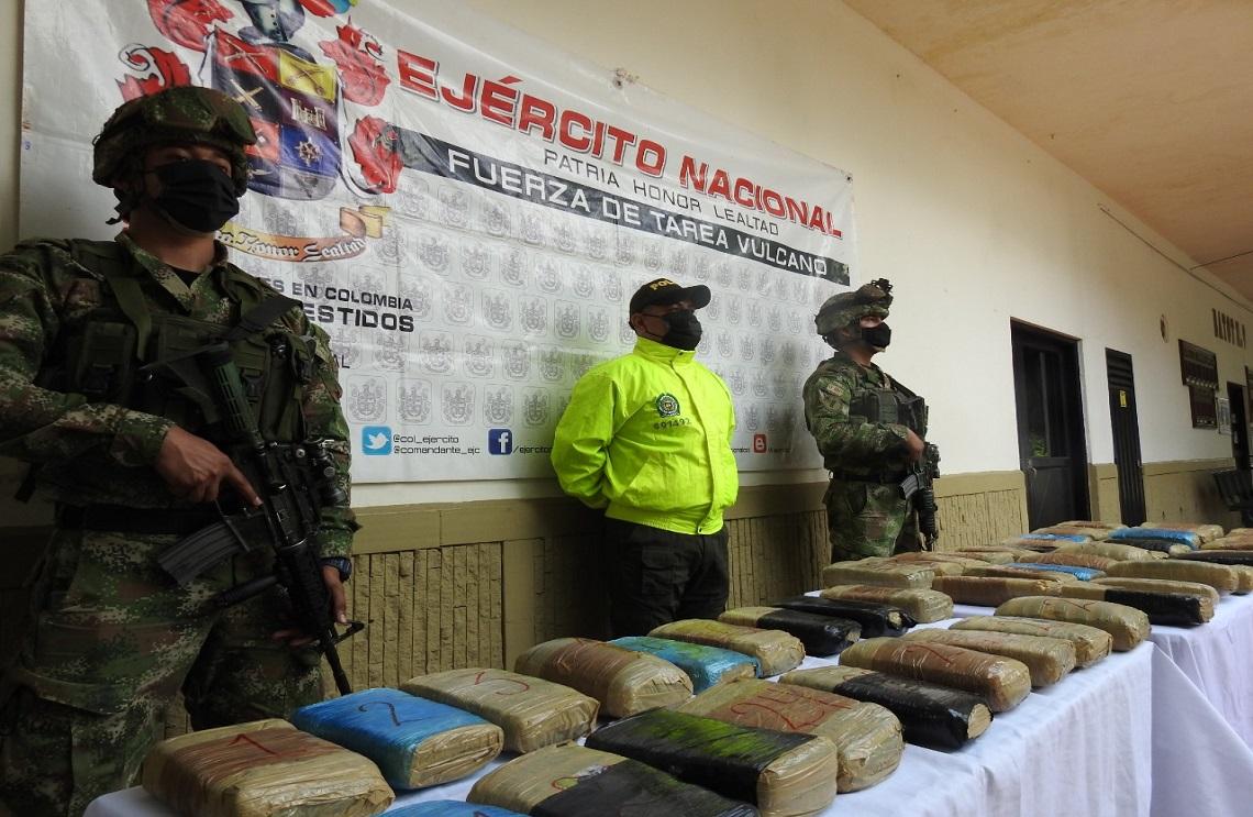Ejército Nacional halla 51 paquetes de marihuana y 220 galones de acetona