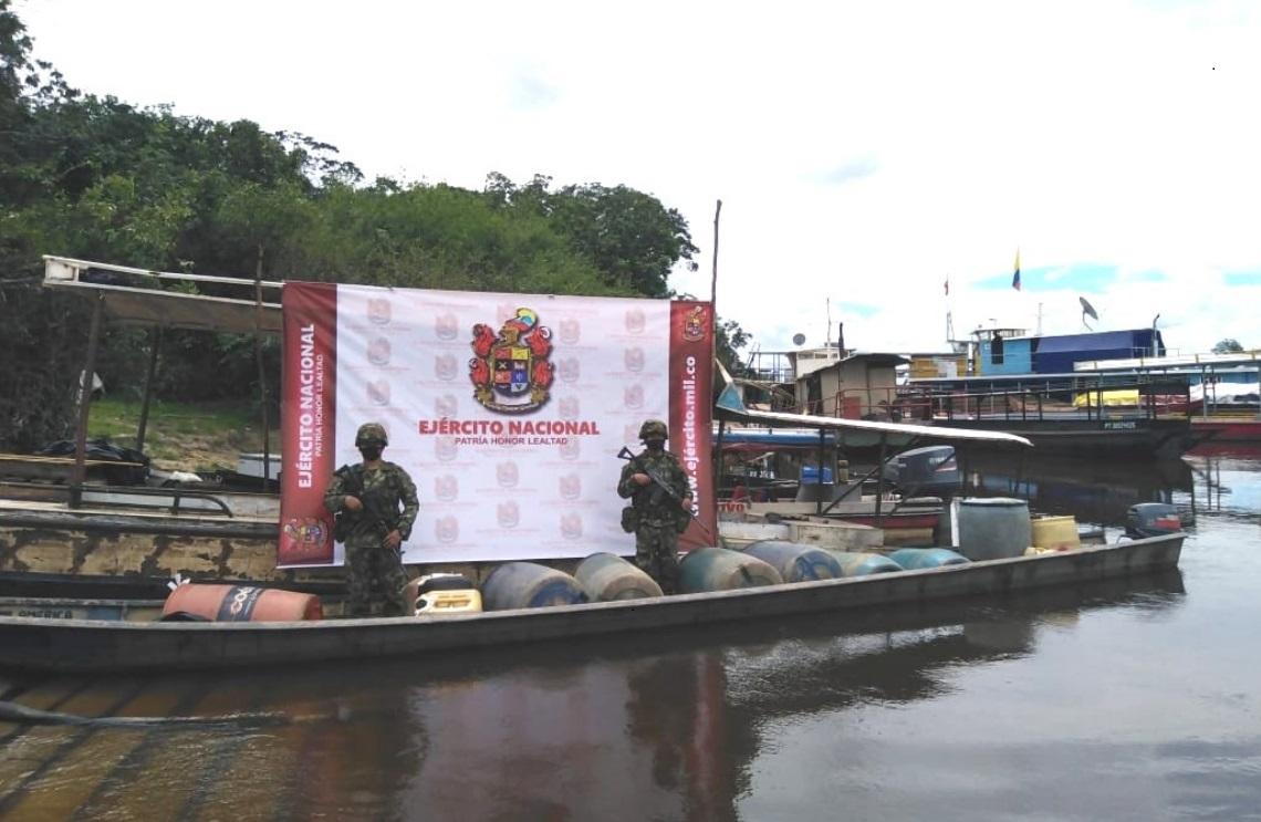  Ejército Nacional incautó 2.016 galones de combustible de contrabando en el río Guaviare