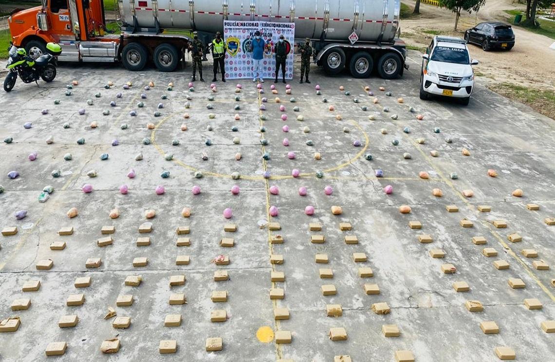  Ejército Nacional y Policía incautan millonario cargamento de pasta base de coca en el Huila