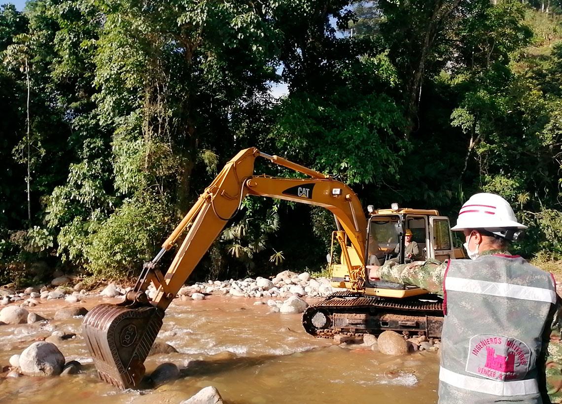 Con dique natural y mejoramiento de vía terciaria, soldados atendieron emergencia en Chima, Santander