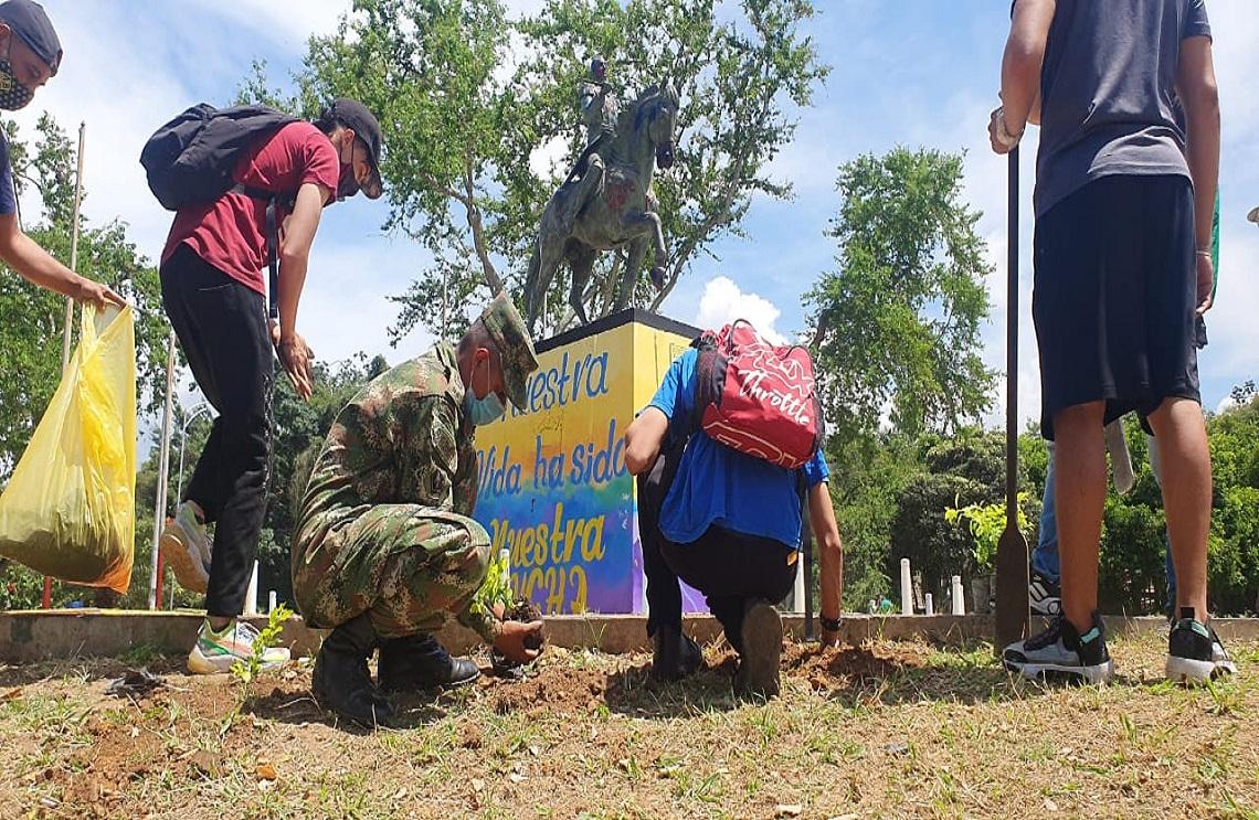 Ejército Nacional realiza siembra de árboles y jornada de embellecimiento cerca a la UIS, en Bucaramanga