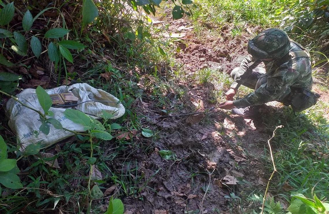 Tropas del Ejército en Calamar, Guaviare, hallan un depósito ilegal con minas antipersona