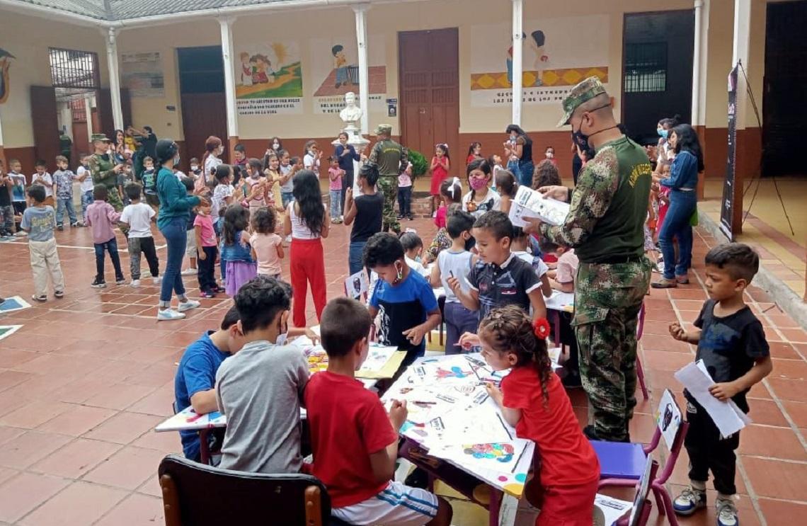 Pintando Futuro, la campaña del Ejército Nacional que apoya a niños de bajos recursos