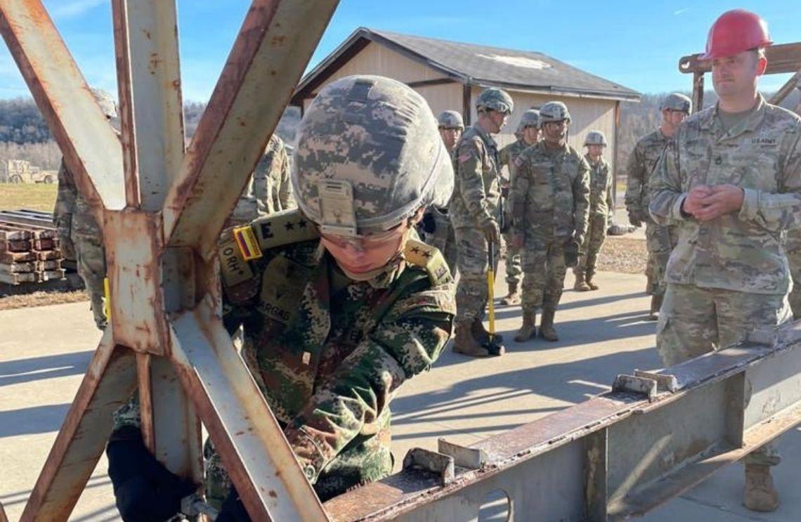  Primera militar colombiana en participar en el Basic Course of Engineer en Estados Unidos