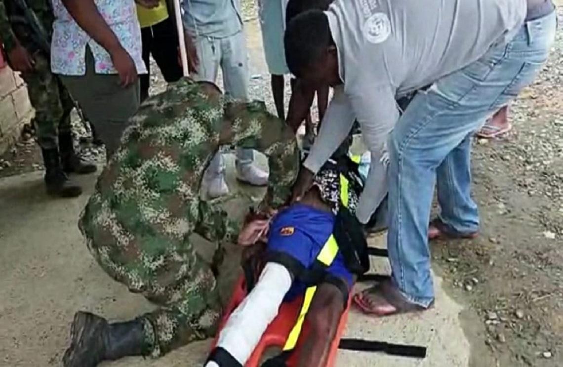 Soldados del Ejército Nacional brindan primeros auxilios a un hombre en Chocó