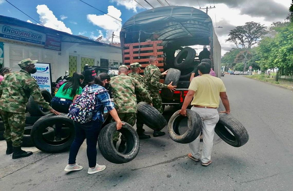 Ejército se une a campaña ambiental de Cormacarena de recolección de llantas usadas en Villavicencio, Meta