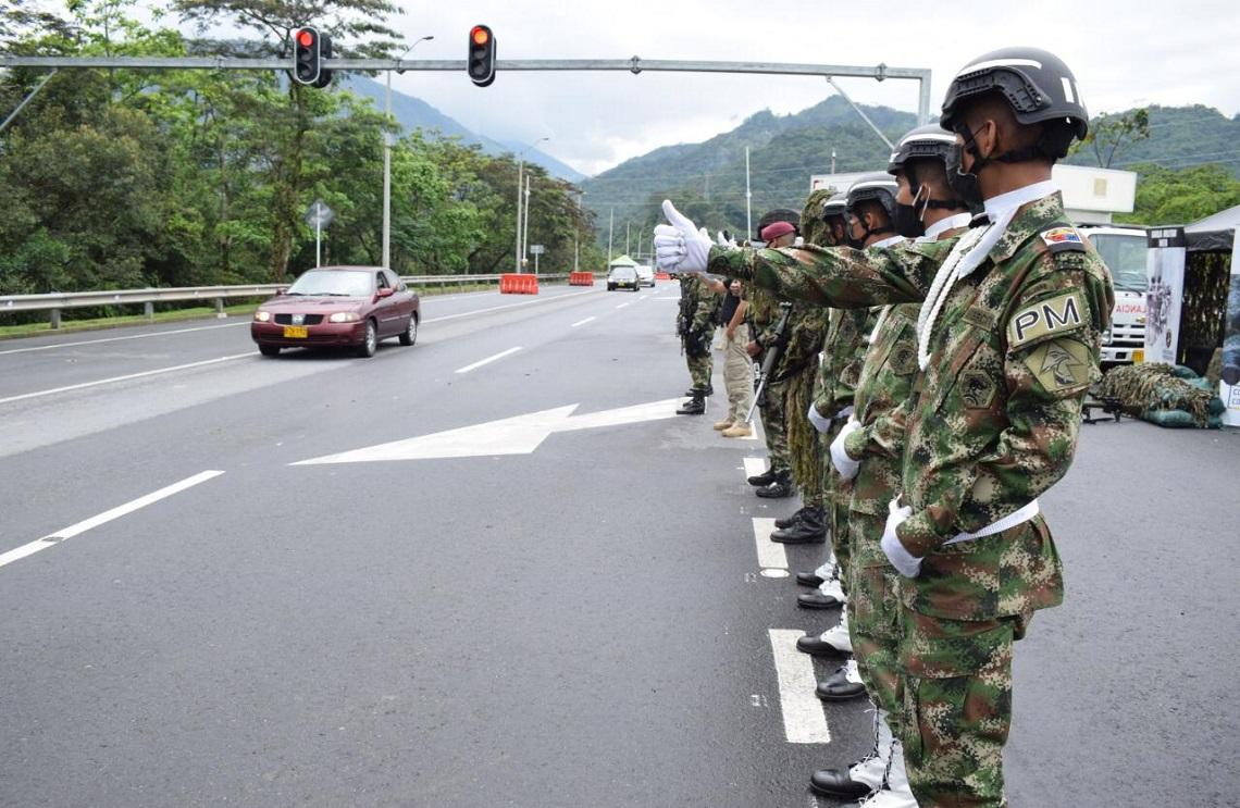 El Ejército Nacional, custodia las vías del suroriente colombiano durante esta Semana Santa