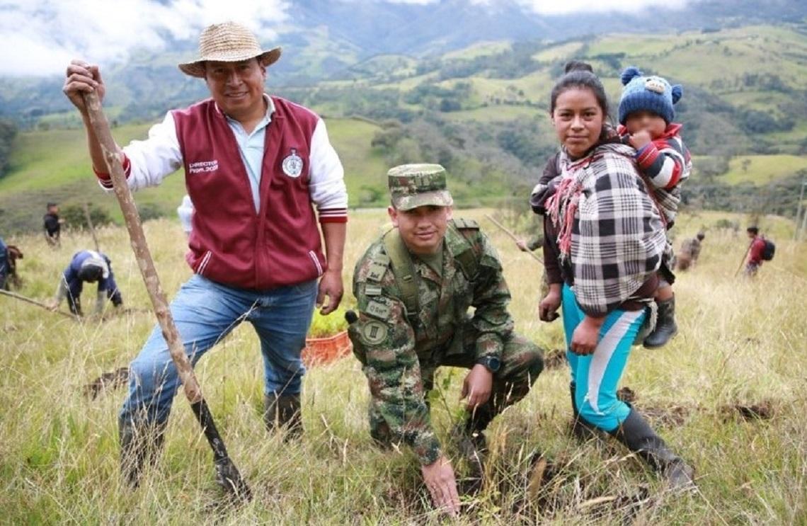 Ejército Nacional junto a la comunidad indígena Nasa sembraron 10.000 árboles, en Silvia - Cauca