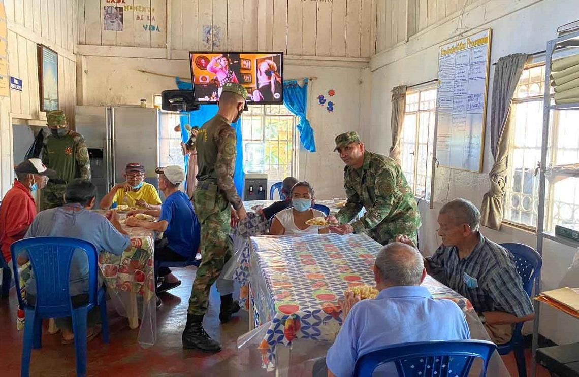 Ejército Nacional trabaja por el bienestar de los adultos mayores del Hogar San Rafael, en Mitú