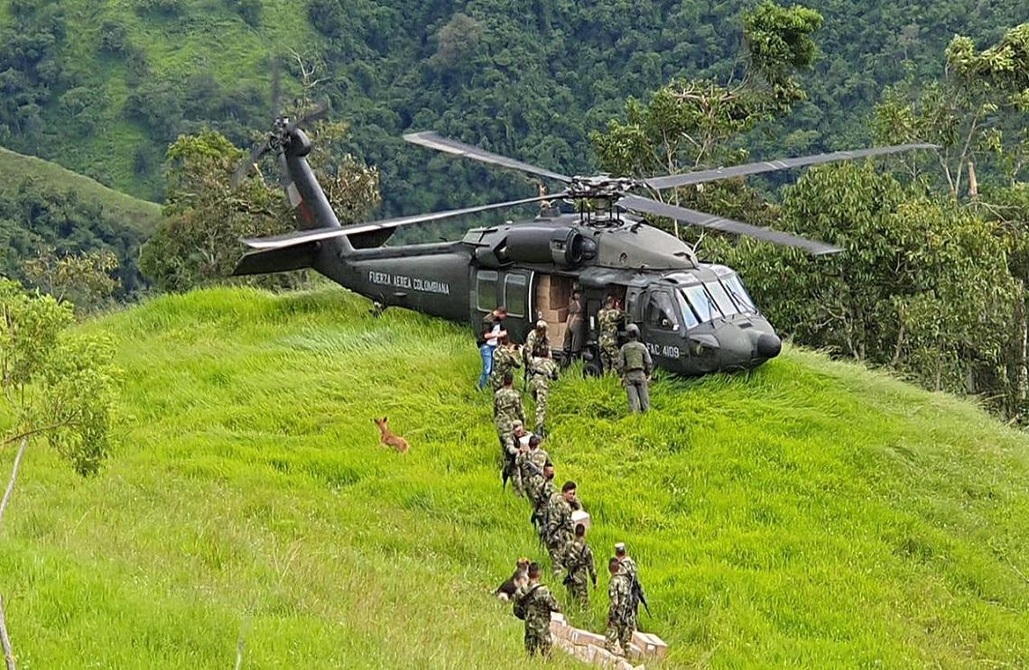 Ejército y Fuerza Aérea lideran traslado de ayuda humanitaria a Ituango enviada por Gobernación de Antioquia 