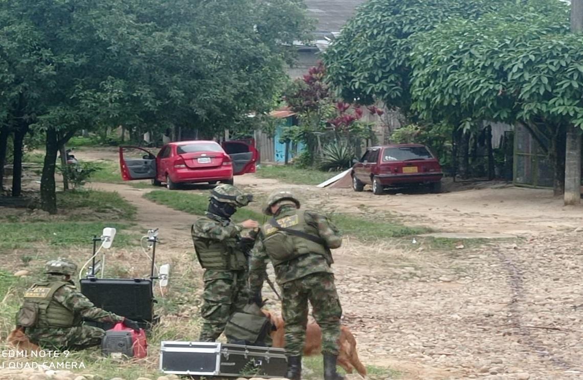Ejército Nacional y Policía neutralizan carro acondicionado con explosivos en Saravena, Arauca