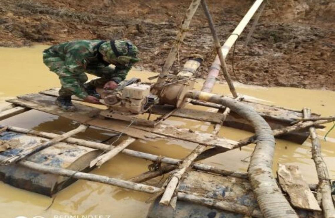 Ejército neutralizó 3 dragas con las que se extraía oro en afluentes hídricos del Putumayo