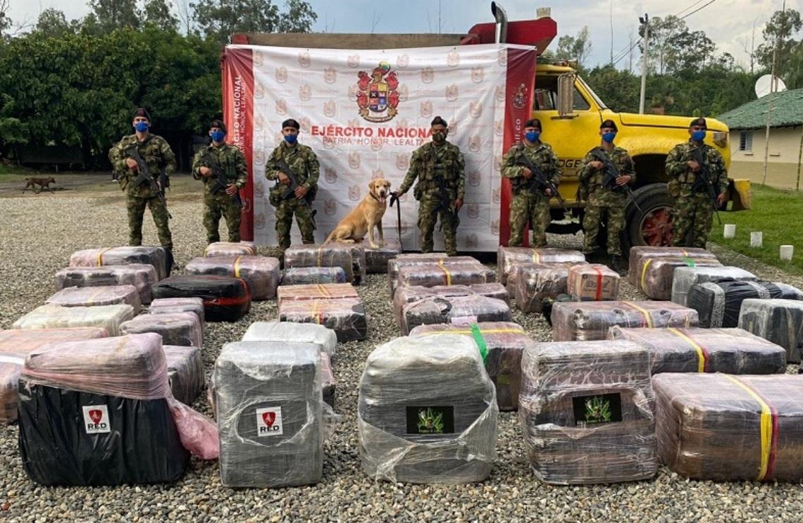 Ejército capturó en flagrancia a sujeto que estaría transportando dos toneladas de marihuana, en el Cauca