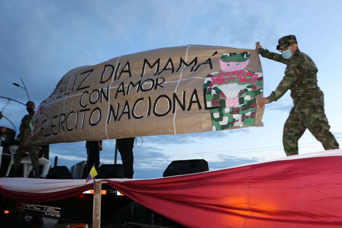 Ejército Nacional llevó serenata a las madres de Floridablanca, Santander