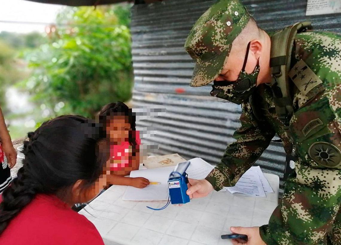 Ejército entrega 100 radios solares a NNA para sus clases académicas en Puerto Carreño, Vichada