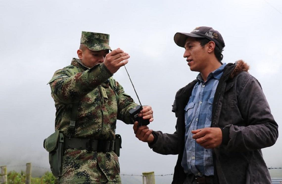 Ejército entrega radios a la comunidad de los sectores de influencia del Nevado del Ruiz