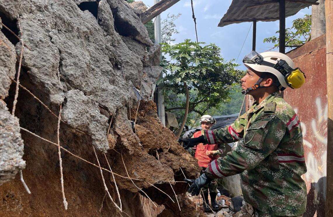 15 familias evacuadas en el barrio La Feria, en Bucaramanga, por riesgo de colapso de las viviendas