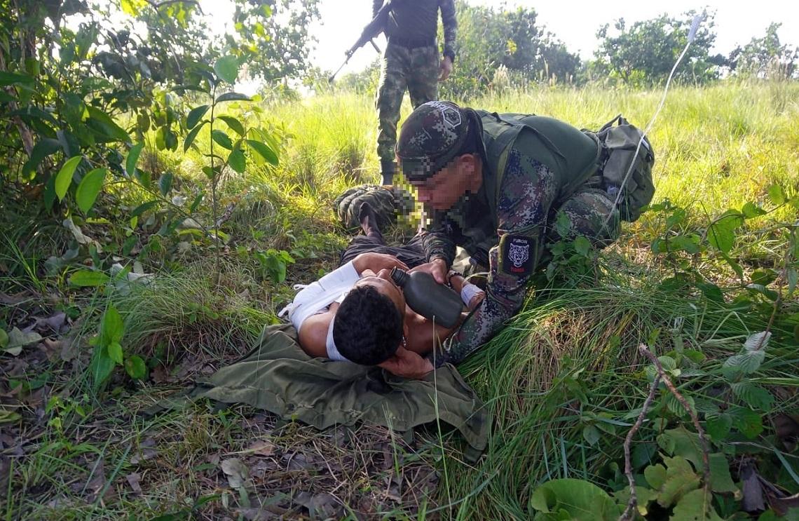 En Arauca Ejército Nacional prestó ayuda humanitaria a integrante del GAO residual en medio de combates