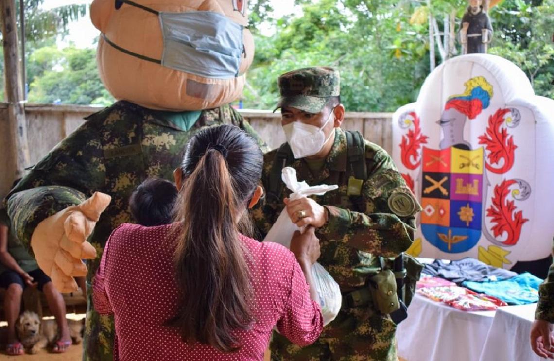  Ejército Nacional entregó mercados a comunidad indígena en Mitú, Vaupés