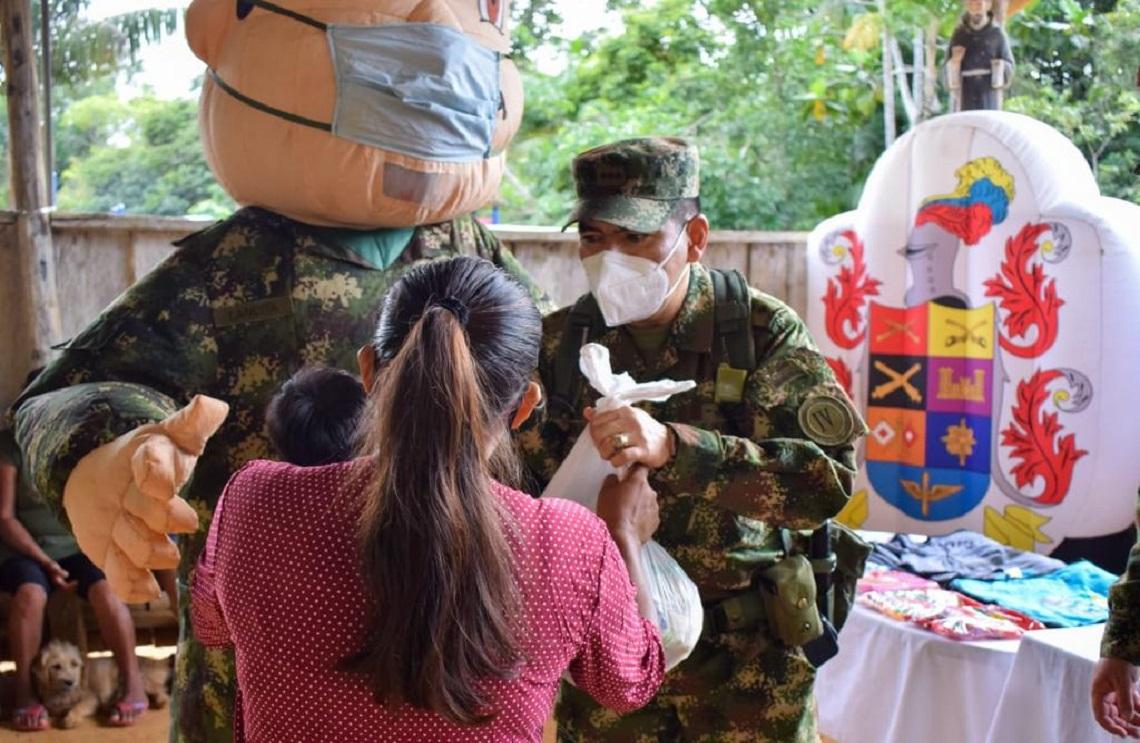 Ejército Nacional entregó mercados a comunidad indígena en Mitú, Vaupés