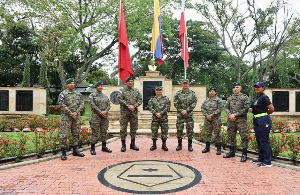 Escuela de Suboficiales recibió comisión de la Agregaduría de Seguridad y Defensa de Panamá en Colombia