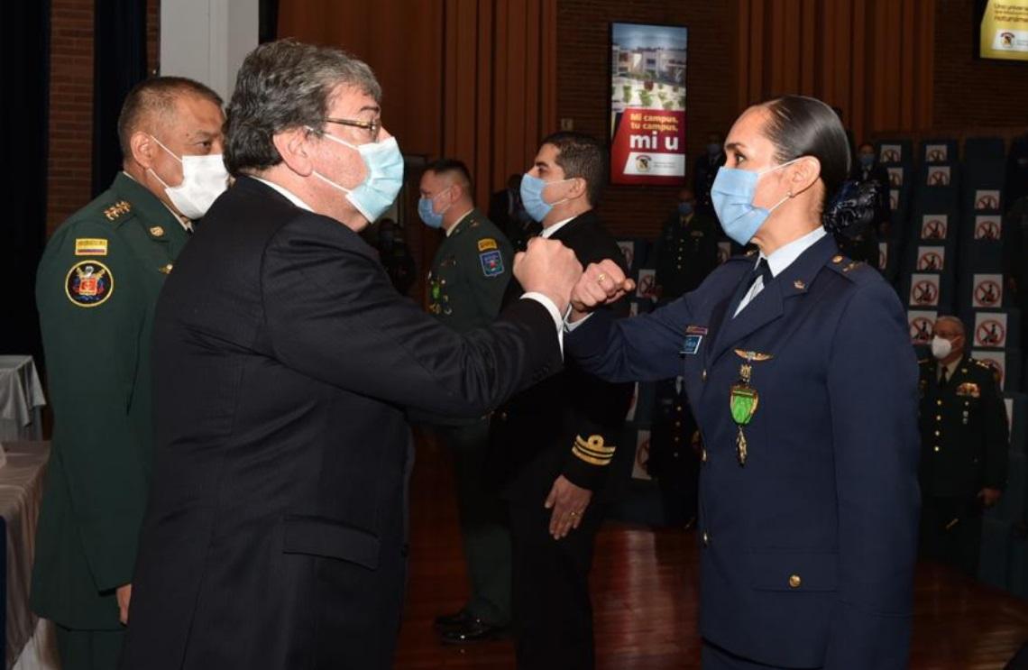 Escuela Superior de Guerra graduó a 460 nuevos tenientes coroneles y capitanes de fragata