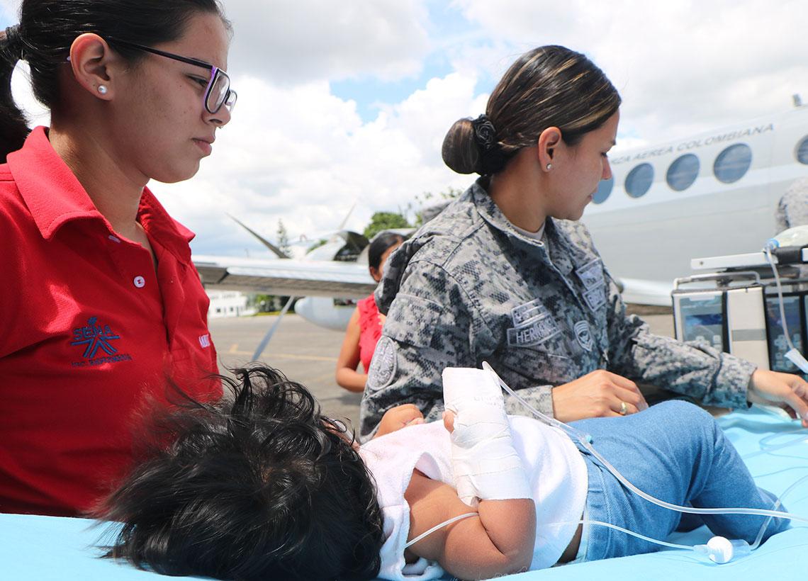 Bebé indígena en delicado estado de salud fue transportado por la Fuerza Aérea Colombiana