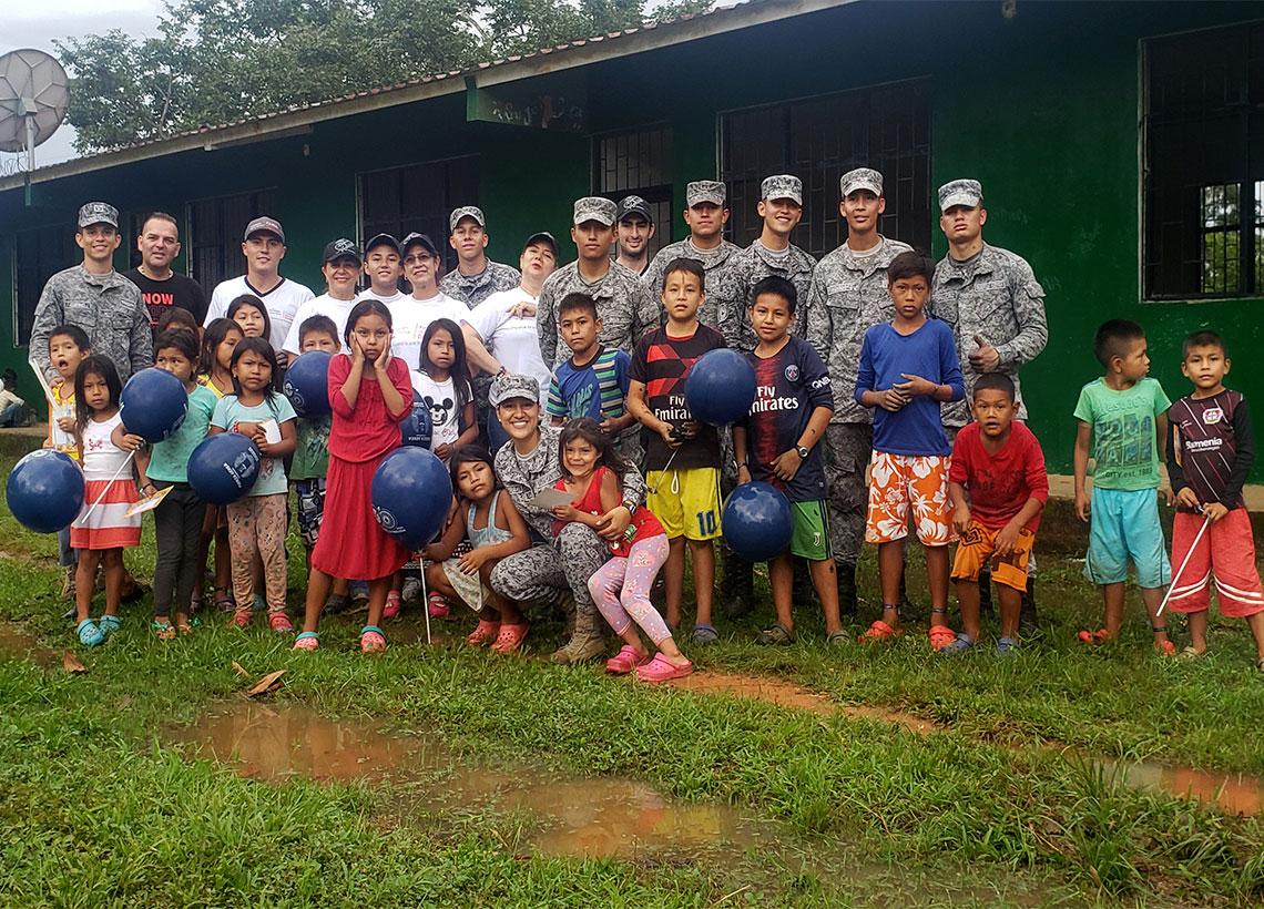 Plantel educativo indígena del Meta es beneficiado por la Fuerza Aérea Colombiana