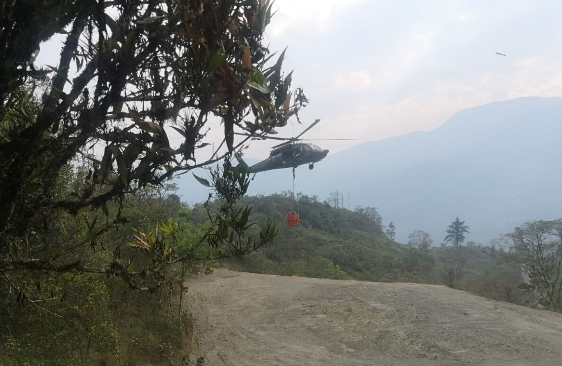 Helicóptero de la Fuerza Aérea realiza extinción de incendio en Boyacá