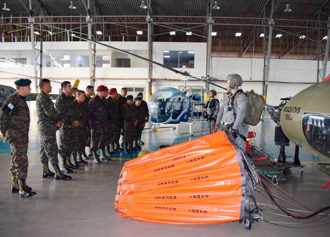 Militares de Guatemala visitan base de la Fuerza Aérea Colombiana