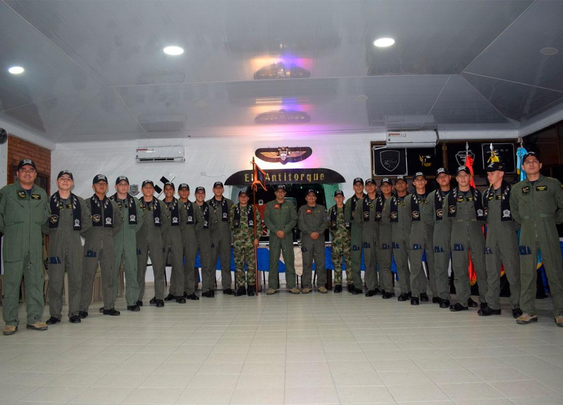Alumnos de vuelo de la Fuerza Aérea se preparan para surcar el cielo con poderosas aeronaves