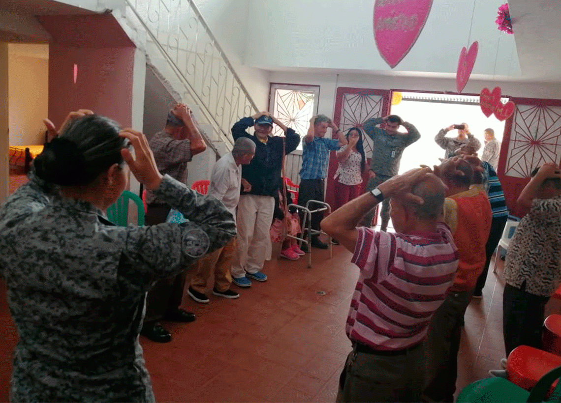 30 adultos mayores disfrutaron de un día gracias a la Fuerza Aérea en Villarrica, Tolima
