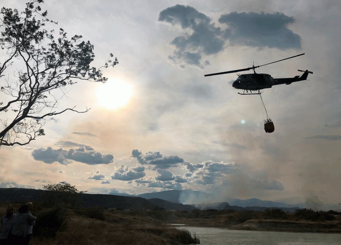 Fuerza Aérea Colombiana continúa apoyando la extinción de incendios en Palermo, Huila