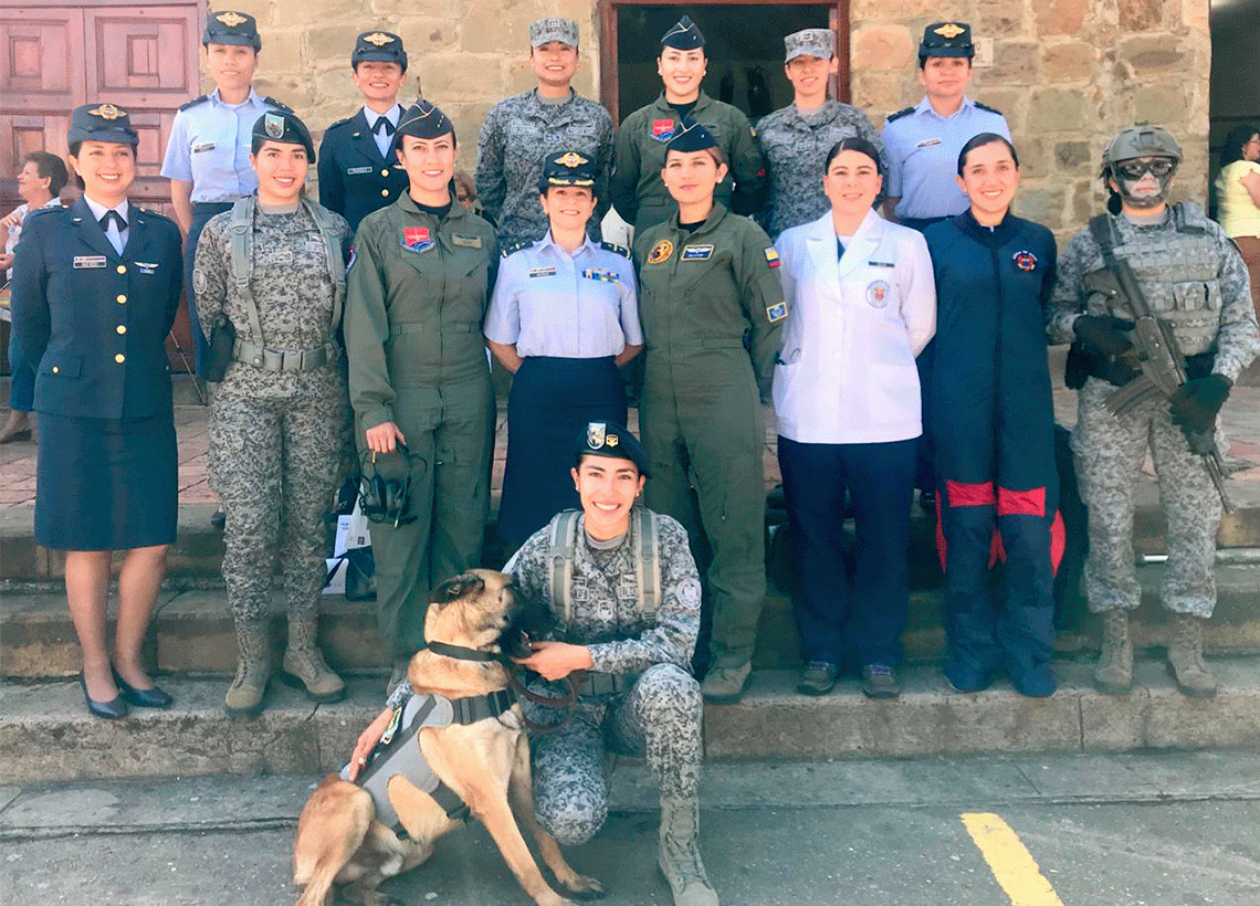 14 mujeres militares de la Fuerza Aérea, rindieron homenaje a Antonia Santos en El Socorro, Santander