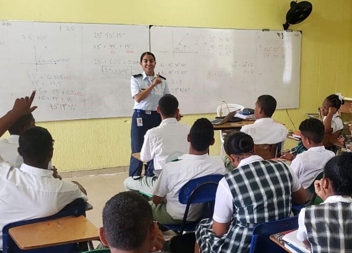 Fuerza Aérea Colombiana lidera campañas en favor de niños y jóvenes del archipiélago de San Andrés