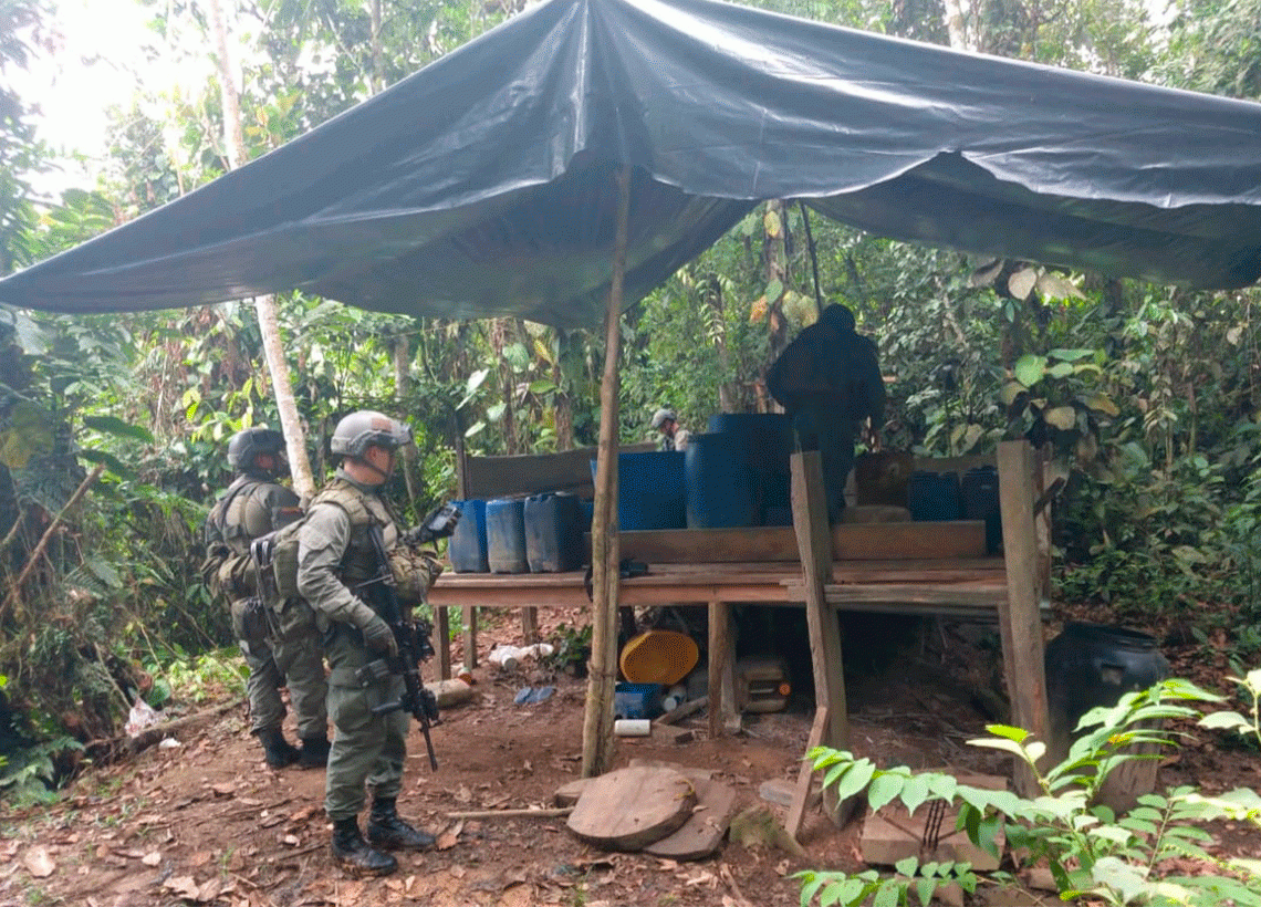 Fuerza Aérea Colombiana y Policía Nacional ubicaron y destruyeron dos laboratorios para el procesamiento de pasta base de cocaína, en zona rural de Urrao, Antioquia