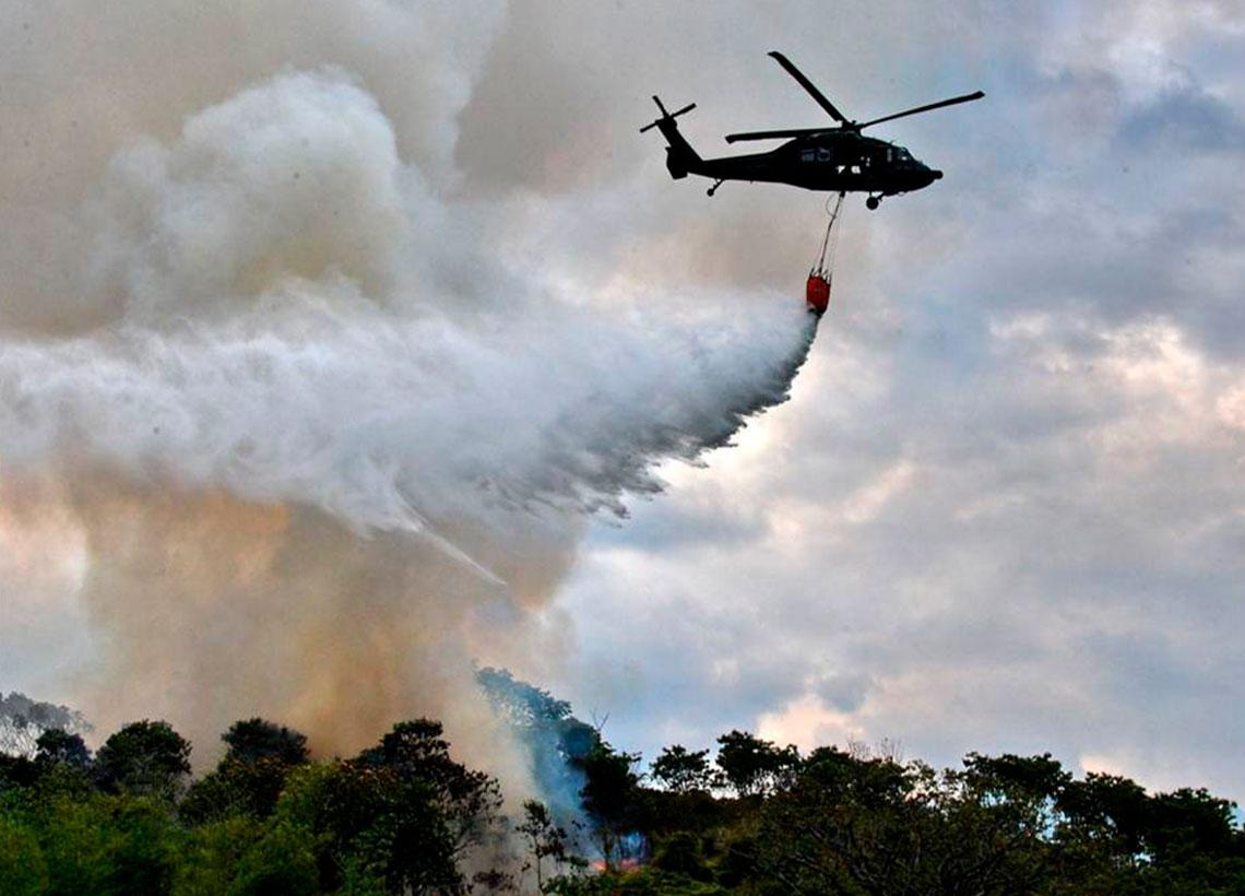 Extinción de incendio Fuerza Aerea Colombiana en el suroccidente