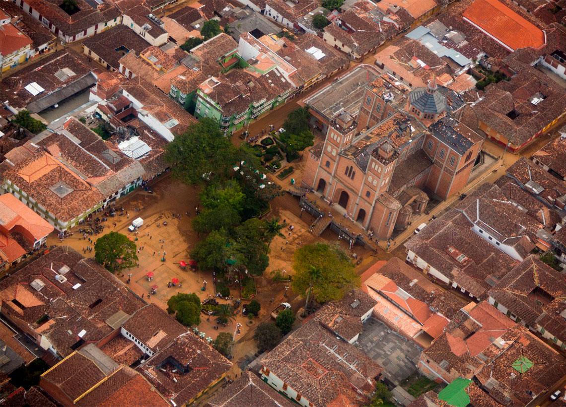 Foto: El Colombiano. Fuerza Aérea sobrevoló el municipio de Jericó afectado por una avalancha