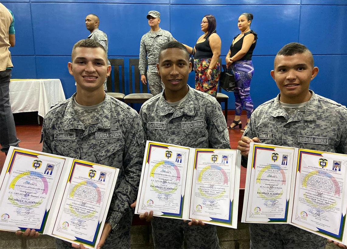 Cuatro soldados Wayúu culminan su bachillerato con el apoyo de la Fuerza Aérea