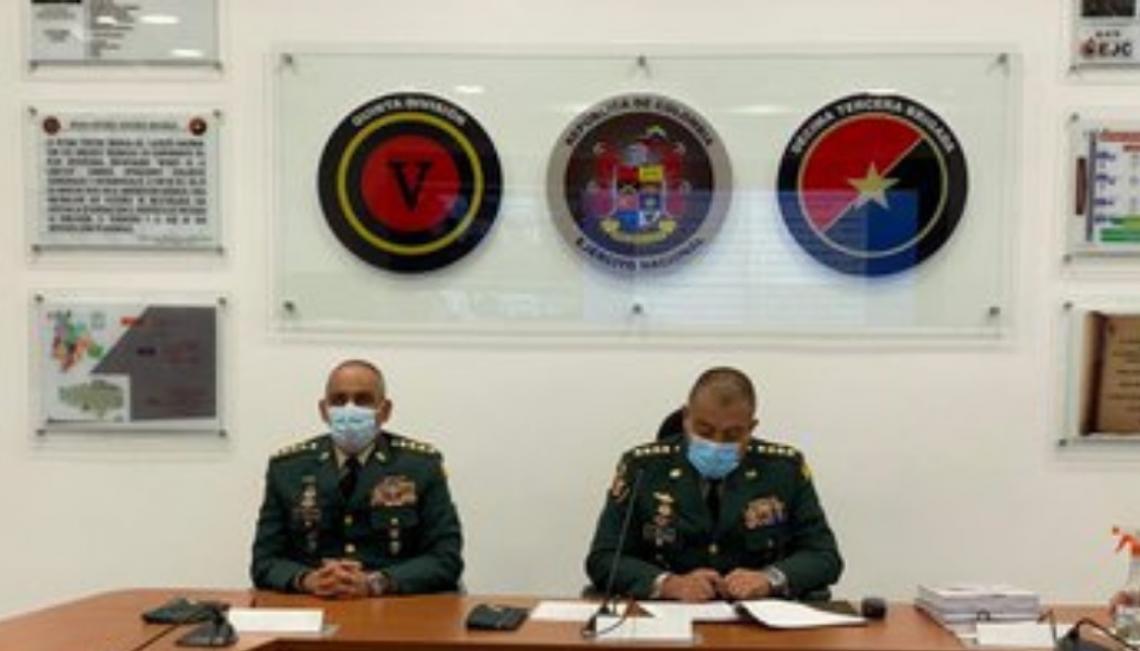 Comandante de las Fuerzas Militares acompaño al comandante del Ejército Nacional en la entrega de informes sobre las AUC paramilitarismo a la Comisión de la Verdad