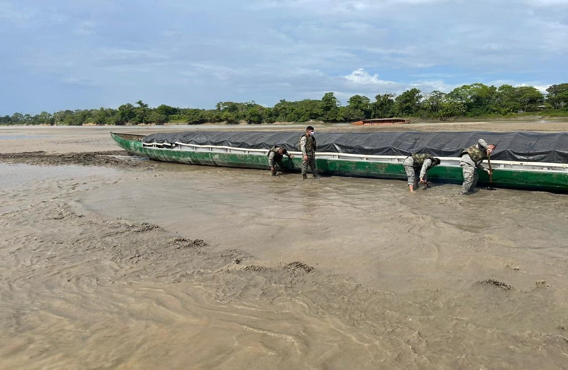 Armada Nacional brindó apoyo a una embarcación encallada en el río Guaviare