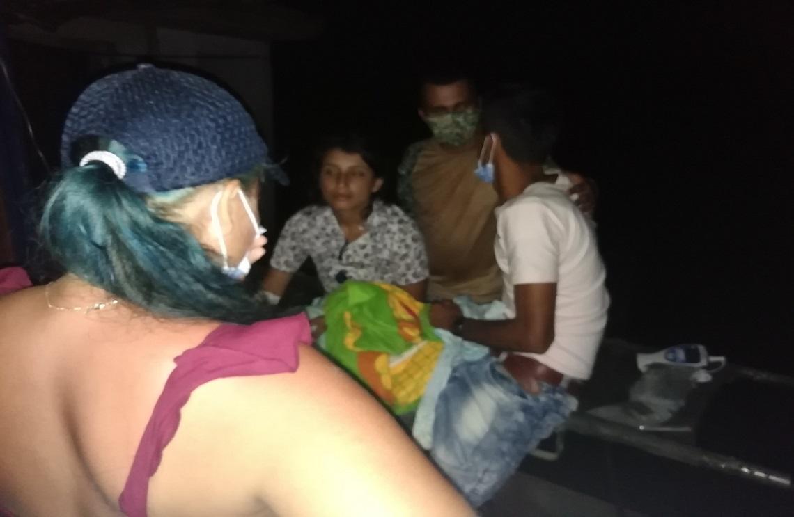 Soldados de las Fuerzas Militares brindan asistencia a dos personas que naufragaron en el río Caguán