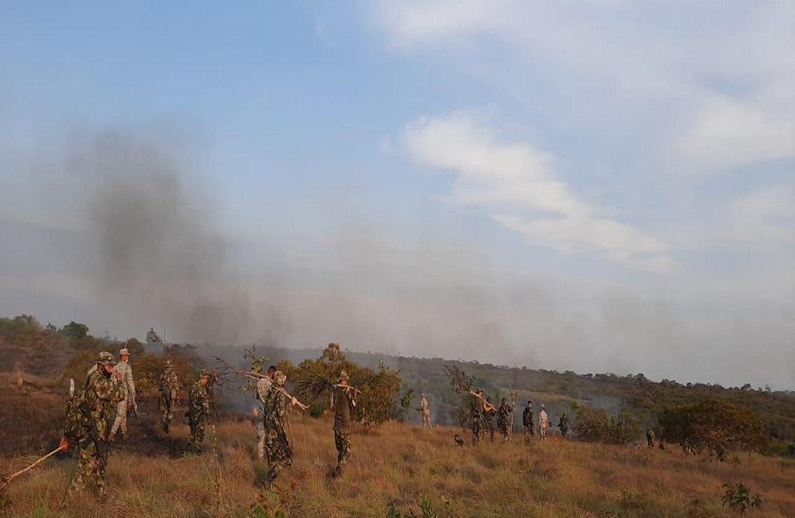 Fuerzas Militares extinguen incendio forestal en la Serranía de La Macarena