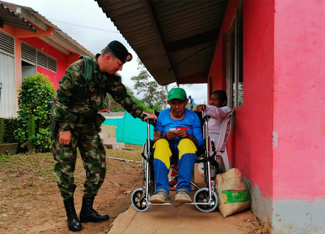 Más de 800 beneficiados en Jornada de Apoyo al Desarrollo en el Guaviare, donación de silla de rueda