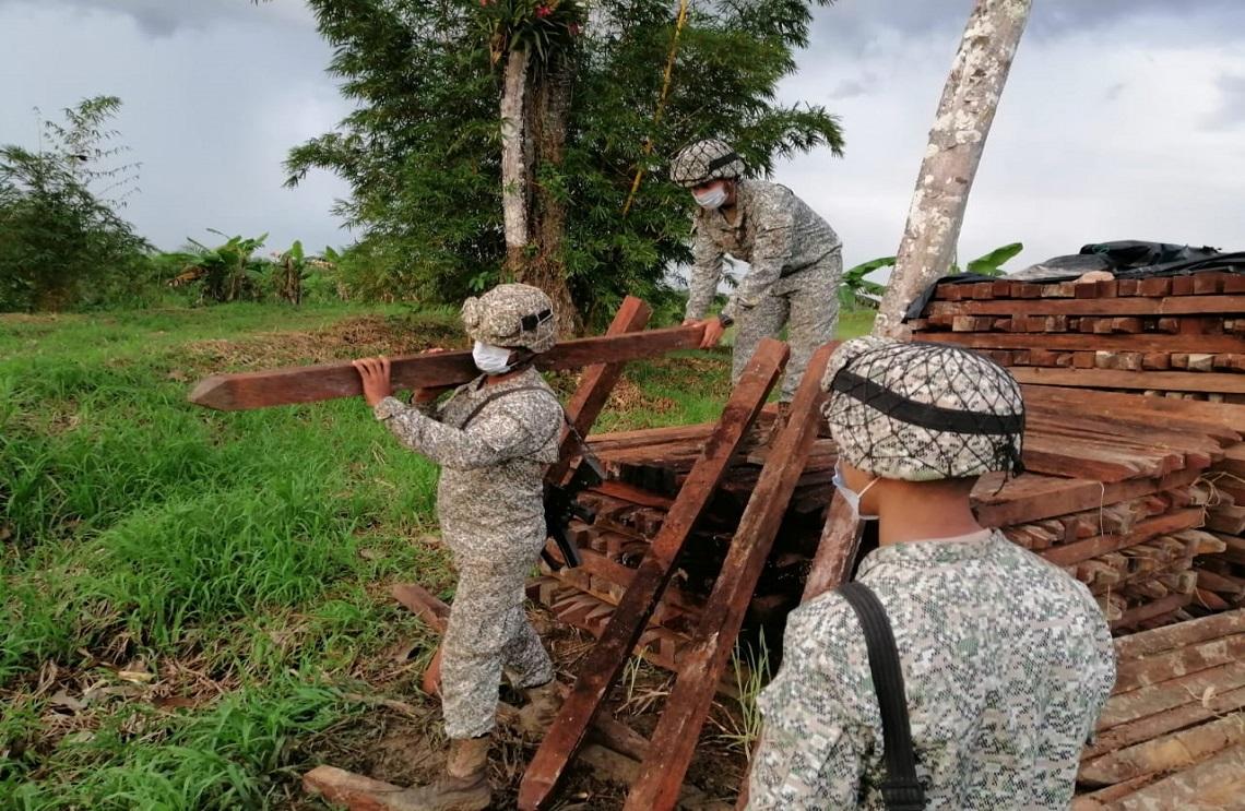Ejército Nacional y Armada de Colombia incautan 1.063 listones de madera