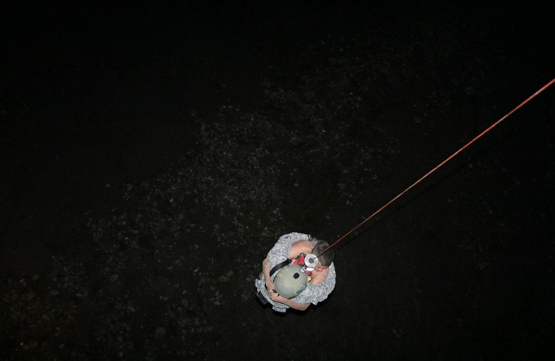 En operación aérea nocturna fue rescatado menor de edad atrapado por creciente del Río Humadea