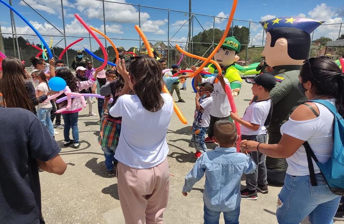 Con salud y entretenimiento Fuerza Aérea Colombiana beneficia a 200 habitantes de Guarne, Antioquia