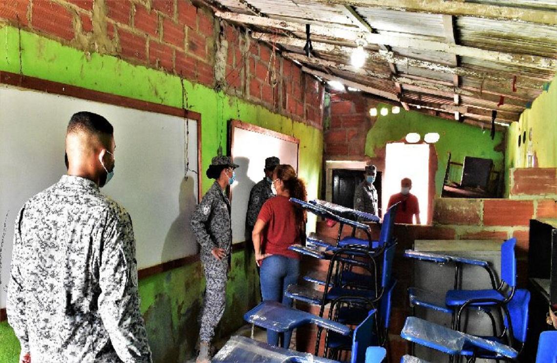 Fuerza Aérea entrega pupitre y mejora instalaciones en dos colegios de Barranquilla y Malambo
